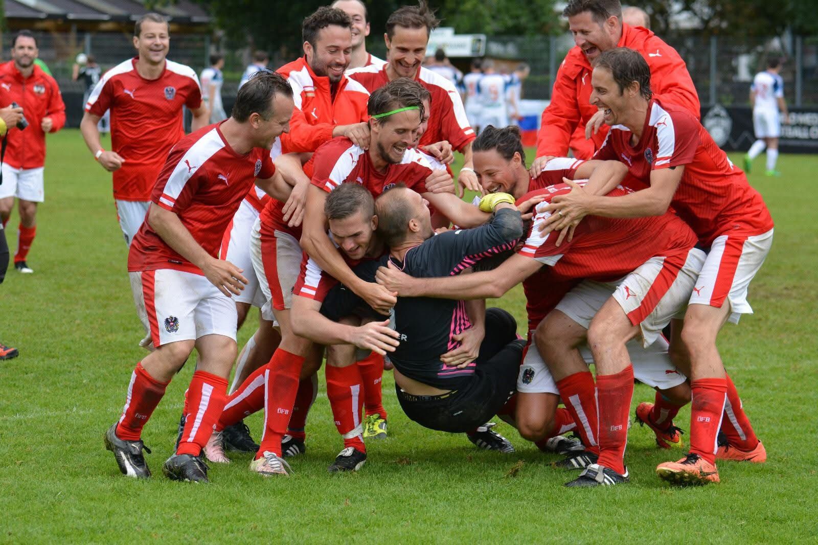 Team feiert gemeinsam auf dem Platz